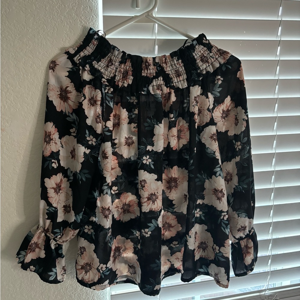 A country outfitter blouse. size medium, no straps. It goes on your arms.